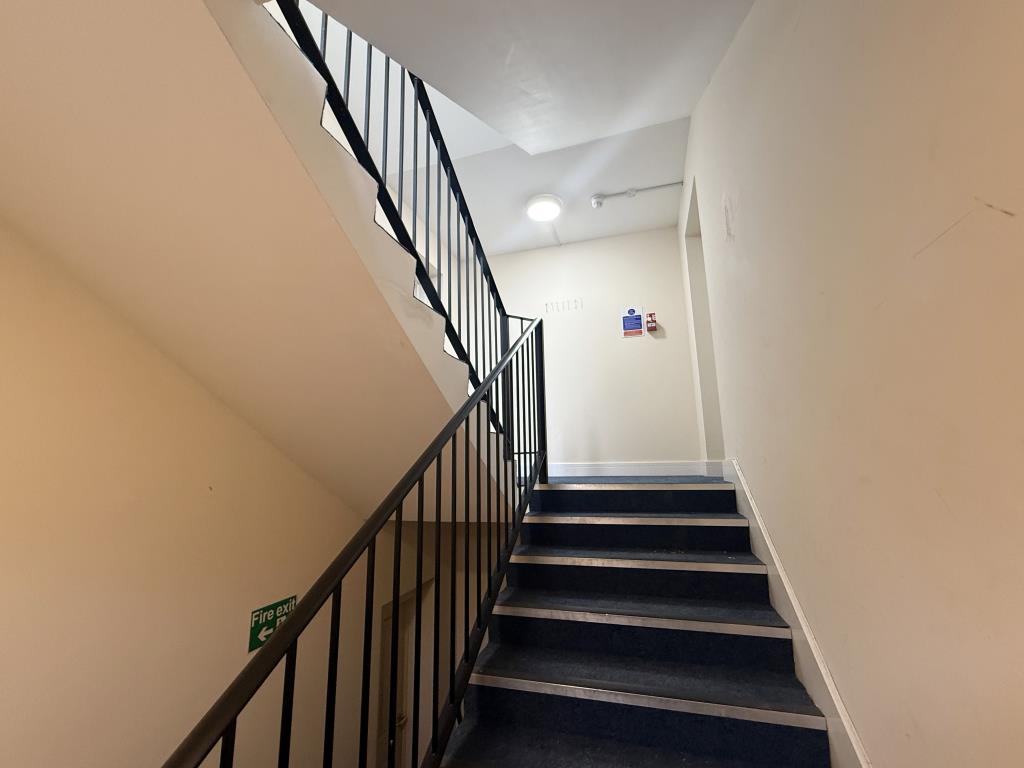 Lot: 117 - LARGE MODERN TOWN CENTRE BLOCK SEVEN FLATS FOR INVESTMENT - Ground Floor Entrance Hall and Stairways